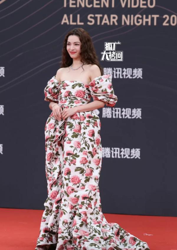 星个个风情万种却被29岁三线小花抢风头米乐m6登录入口澳门这一天内娱一线女(图25)
