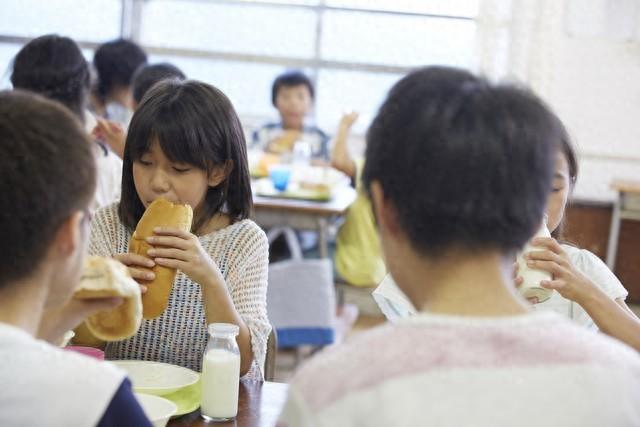 同桌如何教孩子处理孩子上学遇到调皮的
